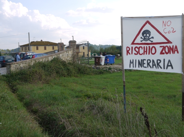 Protesters in the Tuscan village of Certaldo, Italy, have put up this sign to protest against plans to mine CO2. Image: Silvia Giannelli.